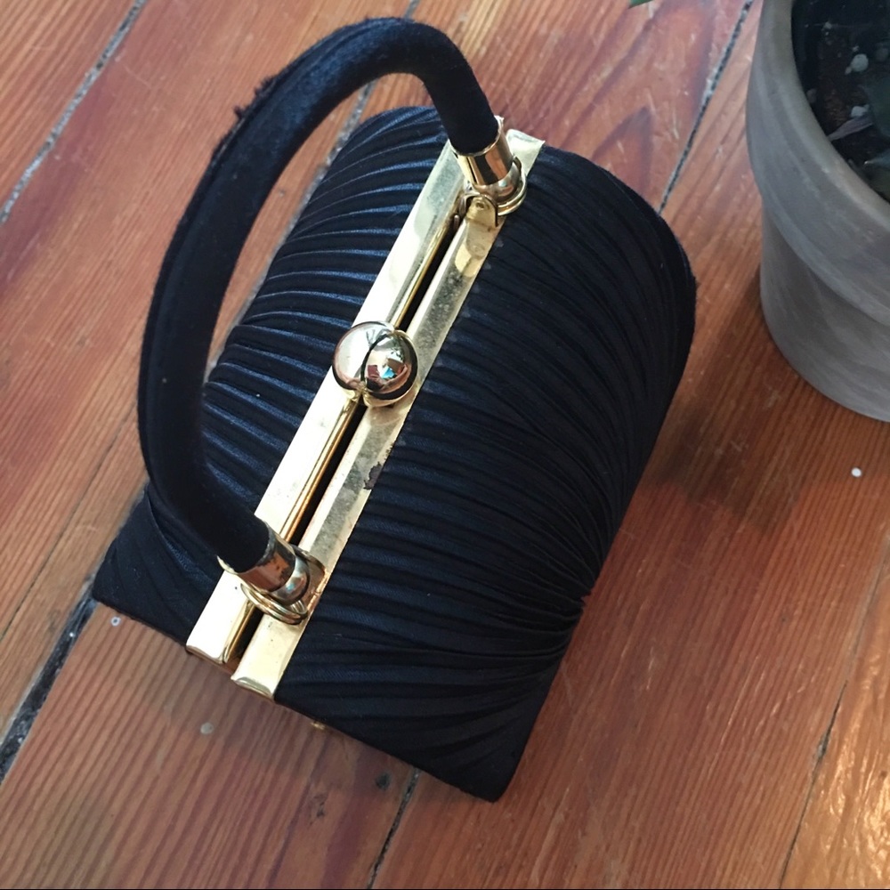 VINTAGE Charming Black and Gold Purse - Picture 5 of 8